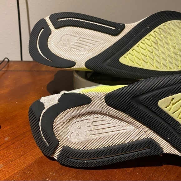 New Balance 890 White Yellow
Black Men Running Shoes
M890WY8 Size 15 EUC